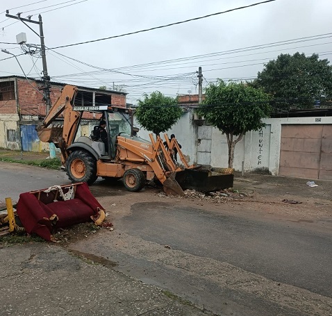 Informações ao Disque Denúncia ajudam na remoção de barricadas no Morro do Castelinho, em São João de Meriti